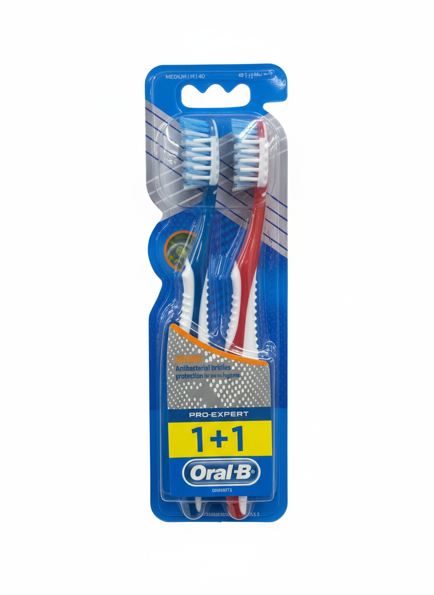 deux brosses à dents manuelles Oral-B Pro-Expert
